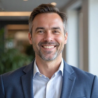 Ritratto professionale di un uomo sorridente, esperto di nutrizione e formulazione di prodotti.
